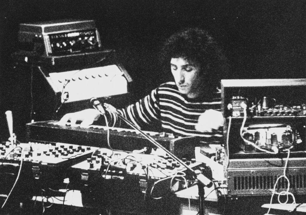 Franco Battiato circondato da strumentazioni elettroniche