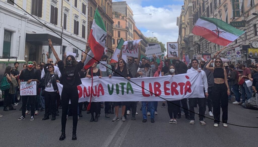 protesta donne per l'Iran