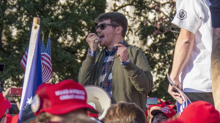 Nick Fuentes in una manifestazione