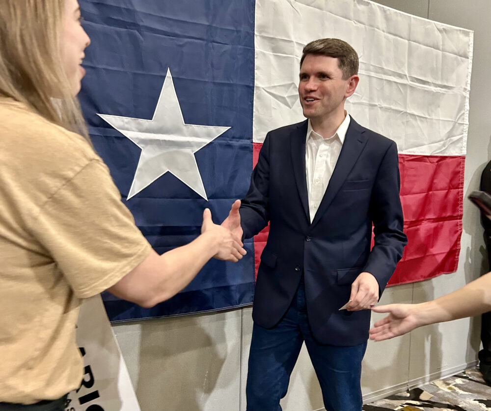 James Talarico stringe mani